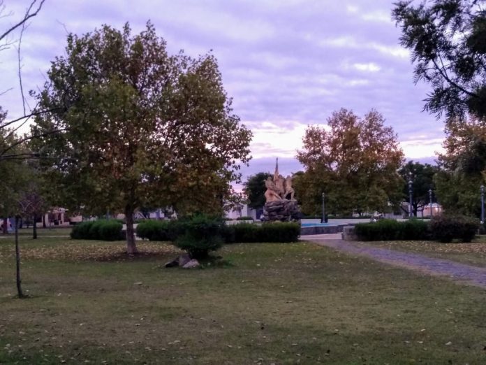 NUBES OTOÑO PLAZA LOS INMIGRANTES