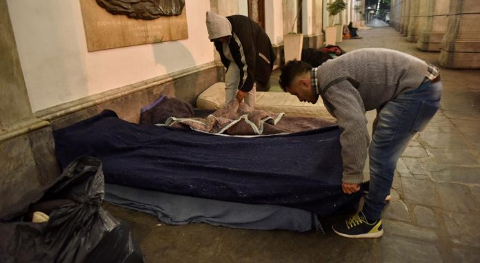 gente durmiendo en la calle LVI