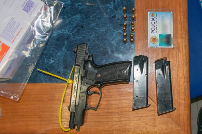 FPA arma policia detenido