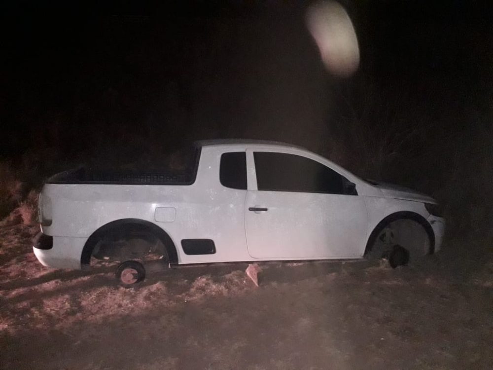 SAVEIRO SIN RUEDAS - Hallaron camioneta sin sus cuatro ruedas