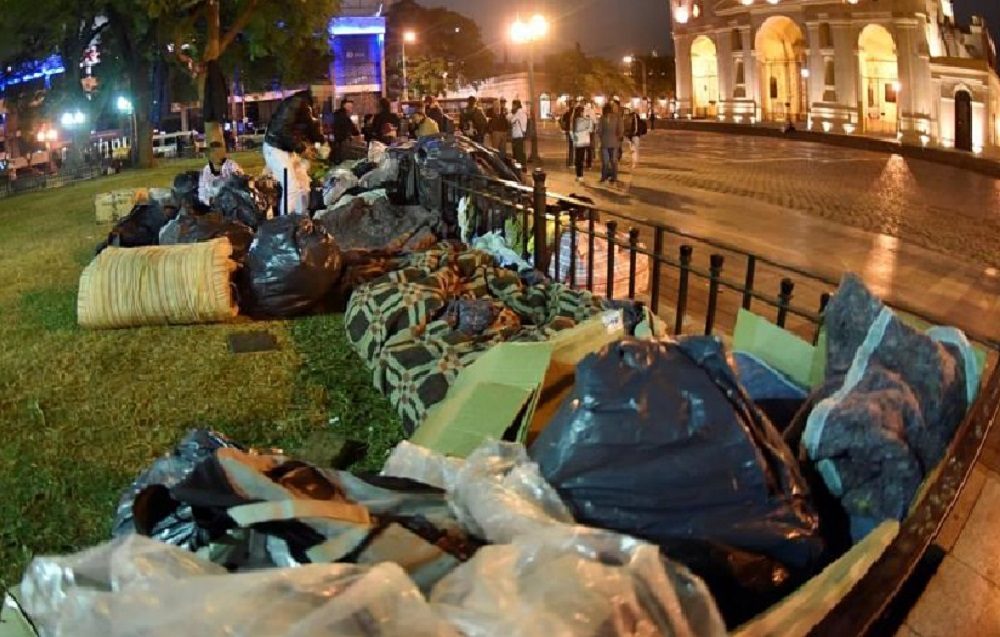 gente durmiendo en la calle - Belgrano y Talleres recibirán donaciones para los más necesitados