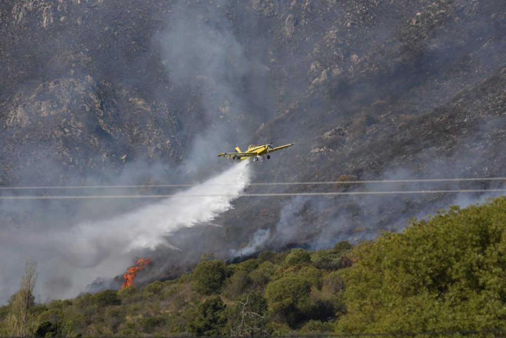 fuego incendio Villa Gierdino avion hidrante - Más de 130 bomberos trabajan en dos focos activos en Córdoba