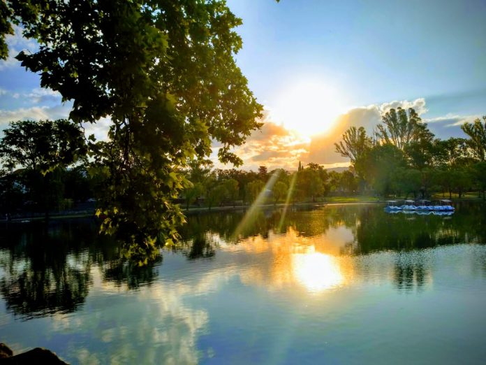 tajamar atardecer sol barquitos