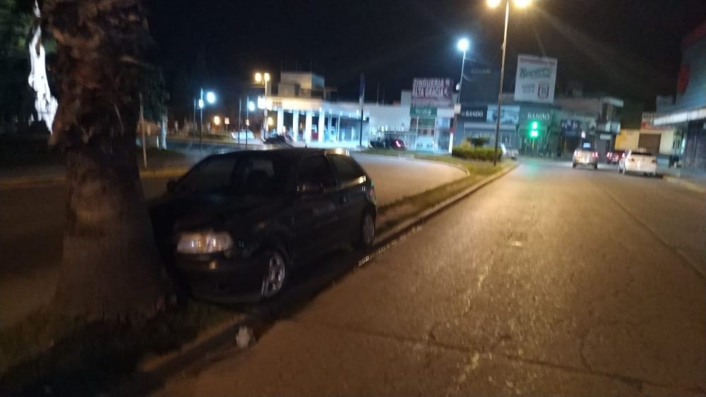WhatsApp Image 2019 11 16 at 09.57.02 - Se quedó dormido y chocó contra un árbol