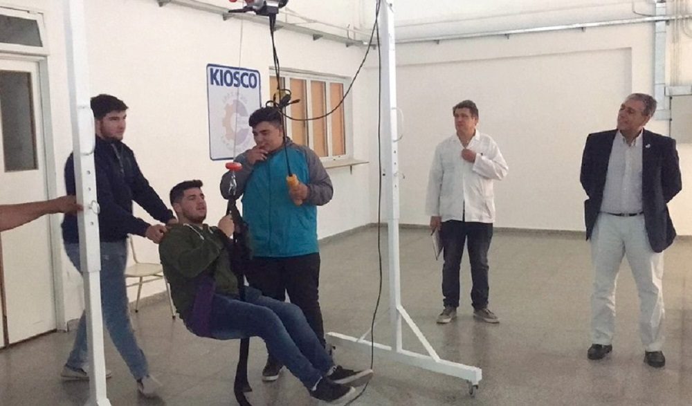 grua pacientes - Estudiantes de La Carlota fabricaron una grúa para traslado de pacientes