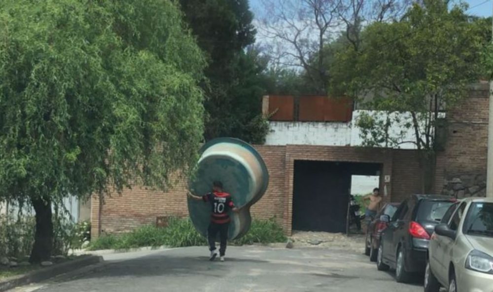 robo pileta - Se robó una pileta de fibra de vidrio y se escapó caminando