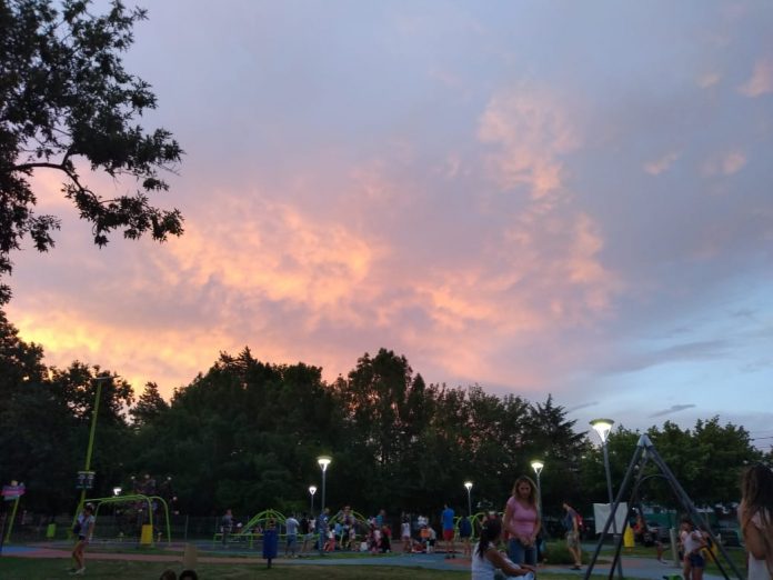 tarde nubes bellas parque niños sierras hotel