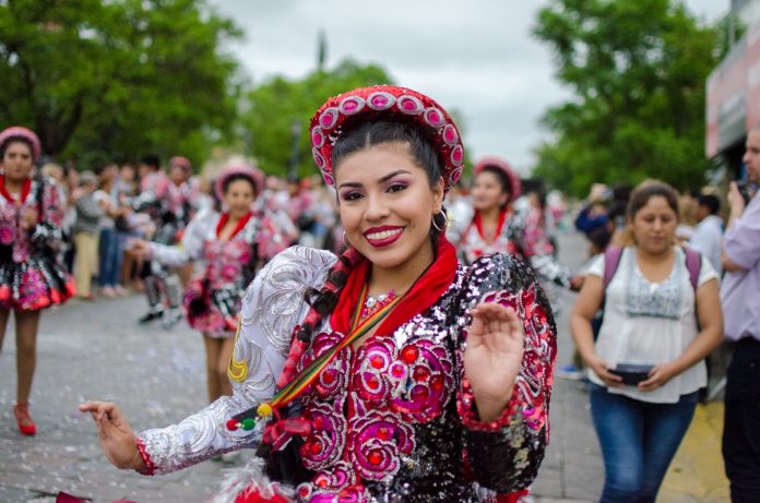 desfile mujer bolivia prensa