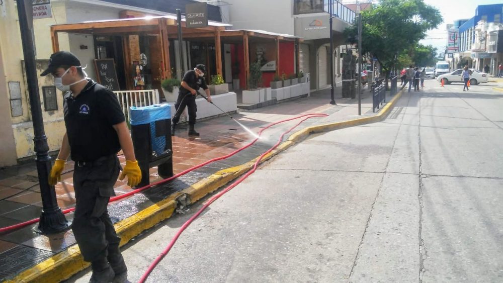limpieza centro - El municipio implementa medidas de prevención en bancos