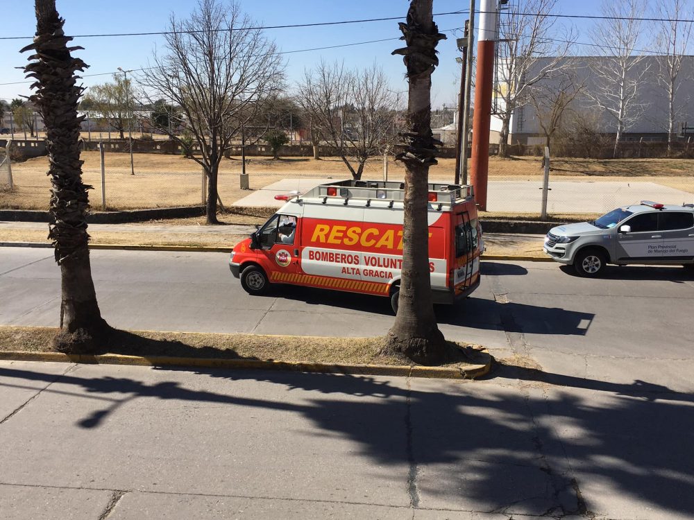 bomberos trasladan bombero - Bomberos trasladan a un colega de Santa Rosa de Calamuchita