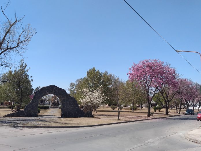 plaza los inmigrantes buen tiempo sol