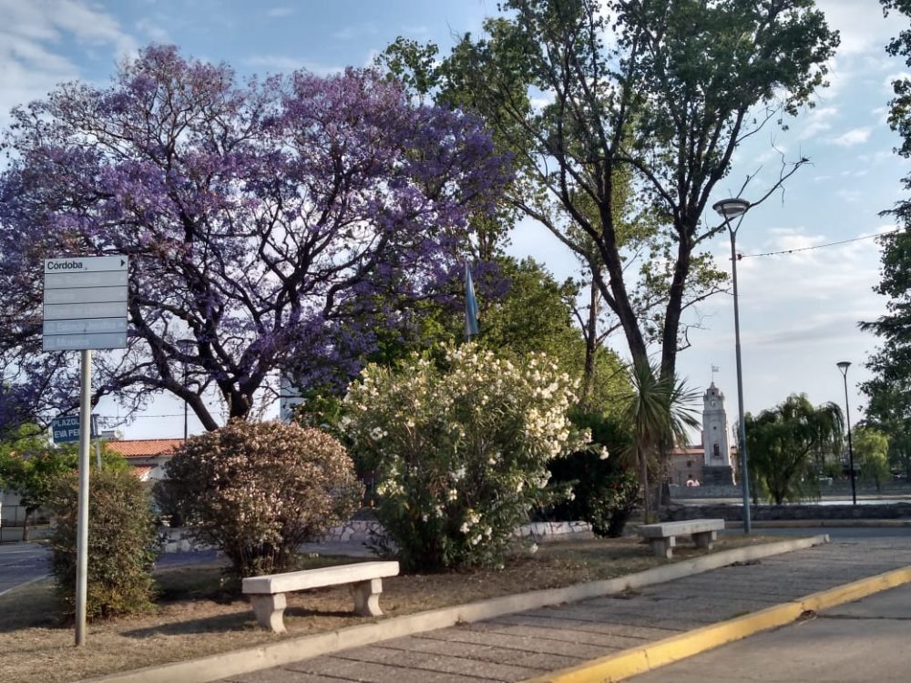 plaza eva peron reloj nubes - #ClimaAltaGracia: sábado parcialmente nublado