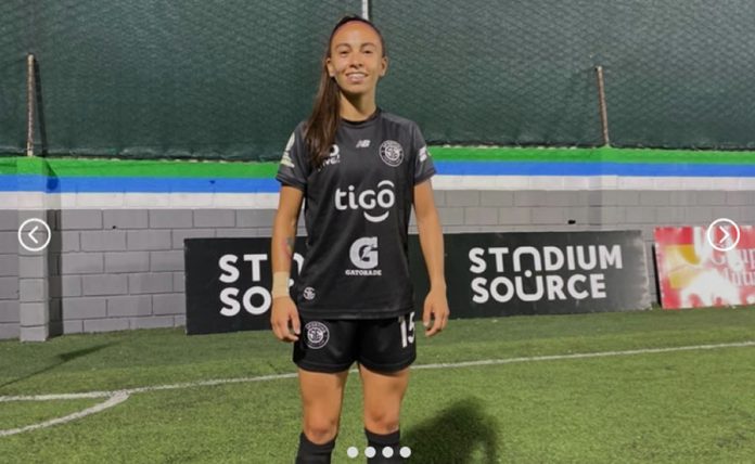 mujer policia futbol