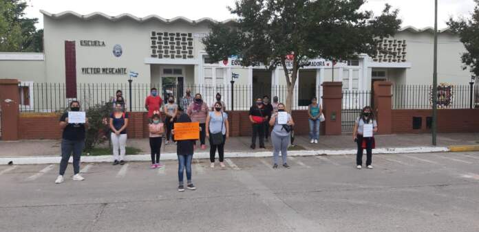 padres se manifestaron contra docente violento