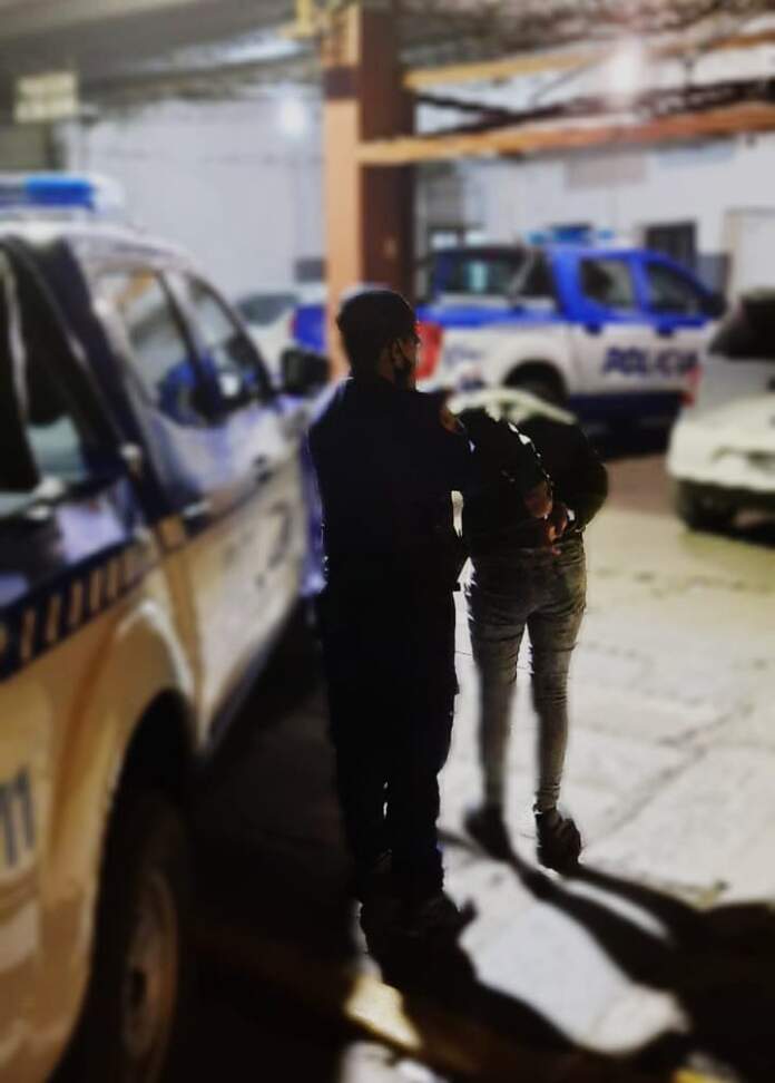 POLICIA MUJER DETENIDA