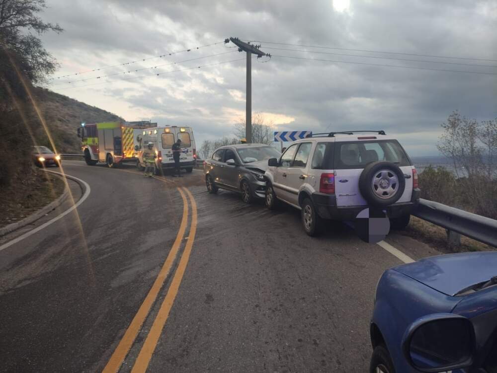 accidente villa ciudad america - Dos vehículos chocaron de frente en Villa Ciudad América