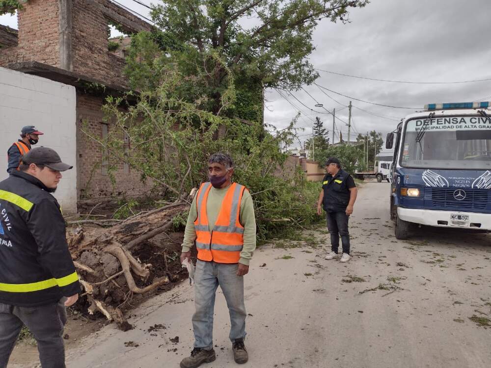 temporal 1 - Una casa se derrumbó por la voladora de un techo