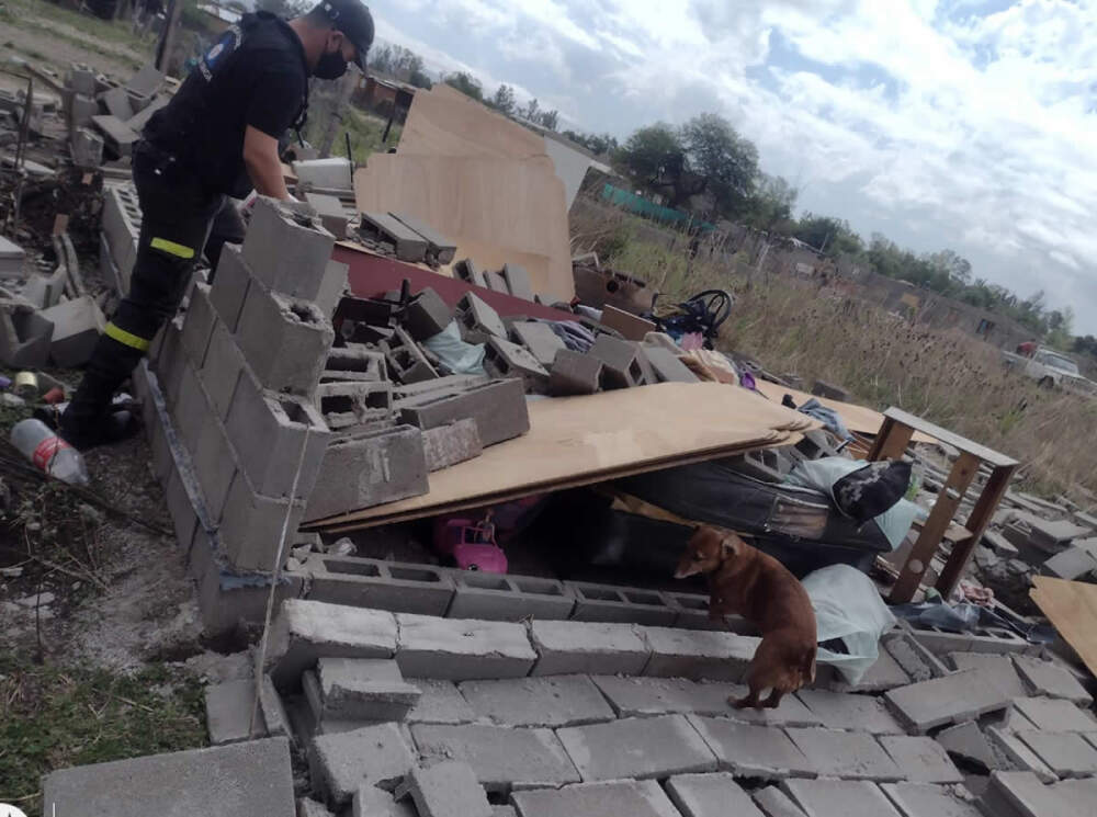 temporal 4 A - Una casa se derrumbó por la voladora de un techo