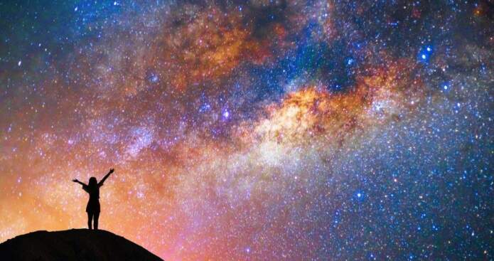 mujer-ante-un-cielo-estrellado_11_1000x528