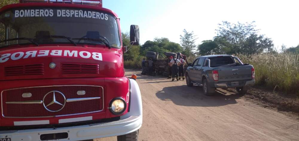 Despeñaderos: un camión perdió el control y tumbó en una curva WhatsApp Image 2022 03 23 at 15.56.19 1 - Despeñaderos: un camión perdió el control y tumbó en una curva