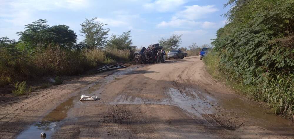 Despeñaderos: un camión perdió el control y tumbó en una curva WhatsApp Image 2022 03 23 at 15.56.20 1 - Despeñaderos: un camión perdió el control y tumbó en una curva