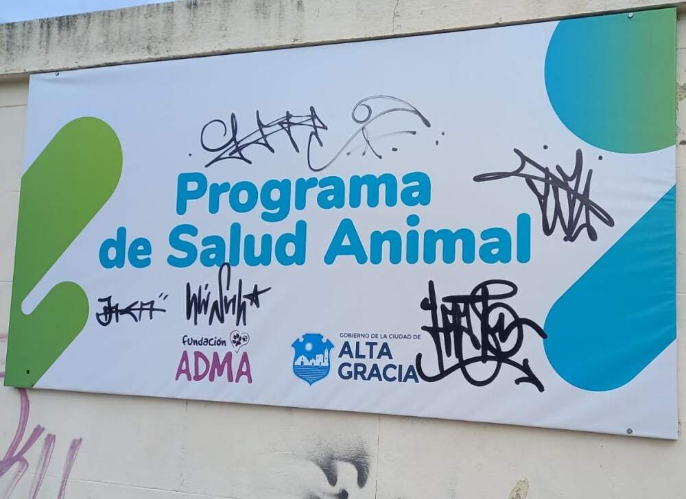 cartel adma - Apareció con pintadas la nueva cartelería de ADMA