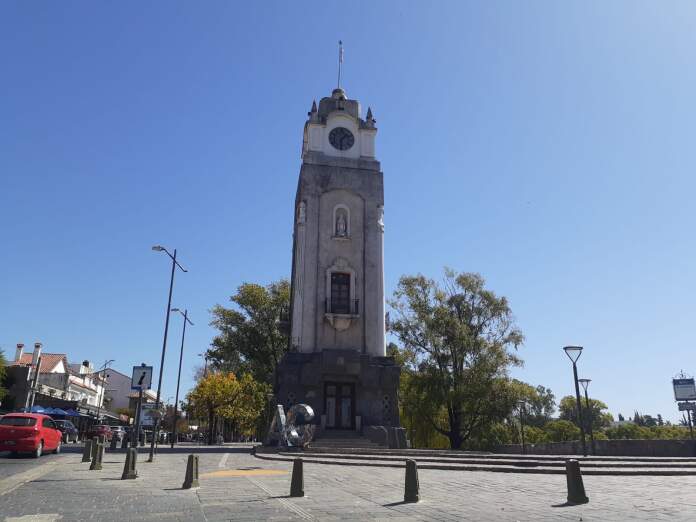 reloj publico soleado clima