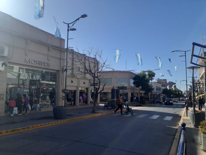 centro avenida belgrano banderas comercio