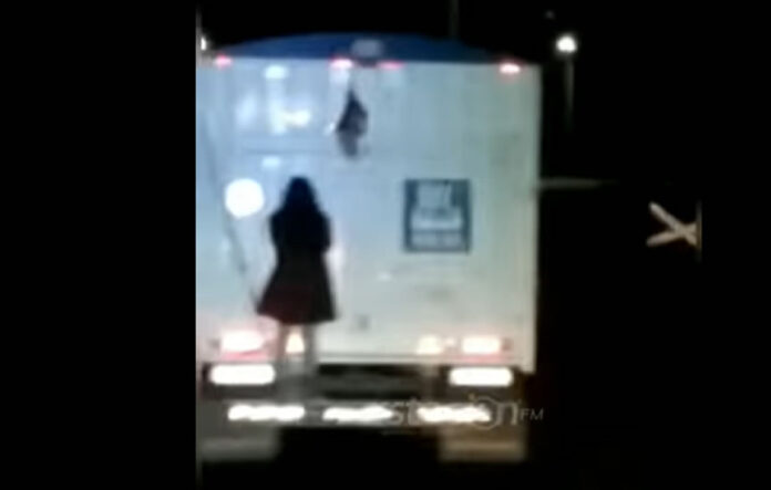 camion fantasma mujer