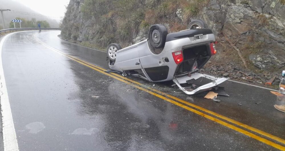 Al menos cuatro accidentes en las últimas horas auto ruedas arriba - Al menos cuatro accidentes en las últimas horas