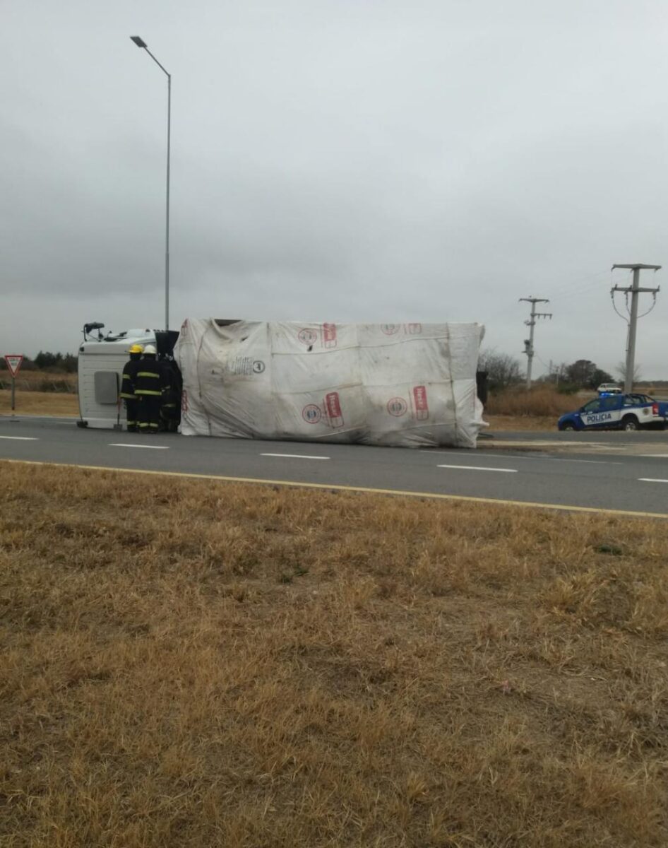 Al menos cuatro accidentes en las últimas horas camion volcado - Al menos cuatro accidentes en las últimas horas