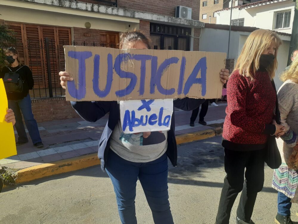 Pacífica concentración en el Sanatorio Alta Gracia por falencias en la atención sanatorio alta gracia manifestacion - Pacífica concentración en el Sanatorio Alta Gracia por falencias en la atención