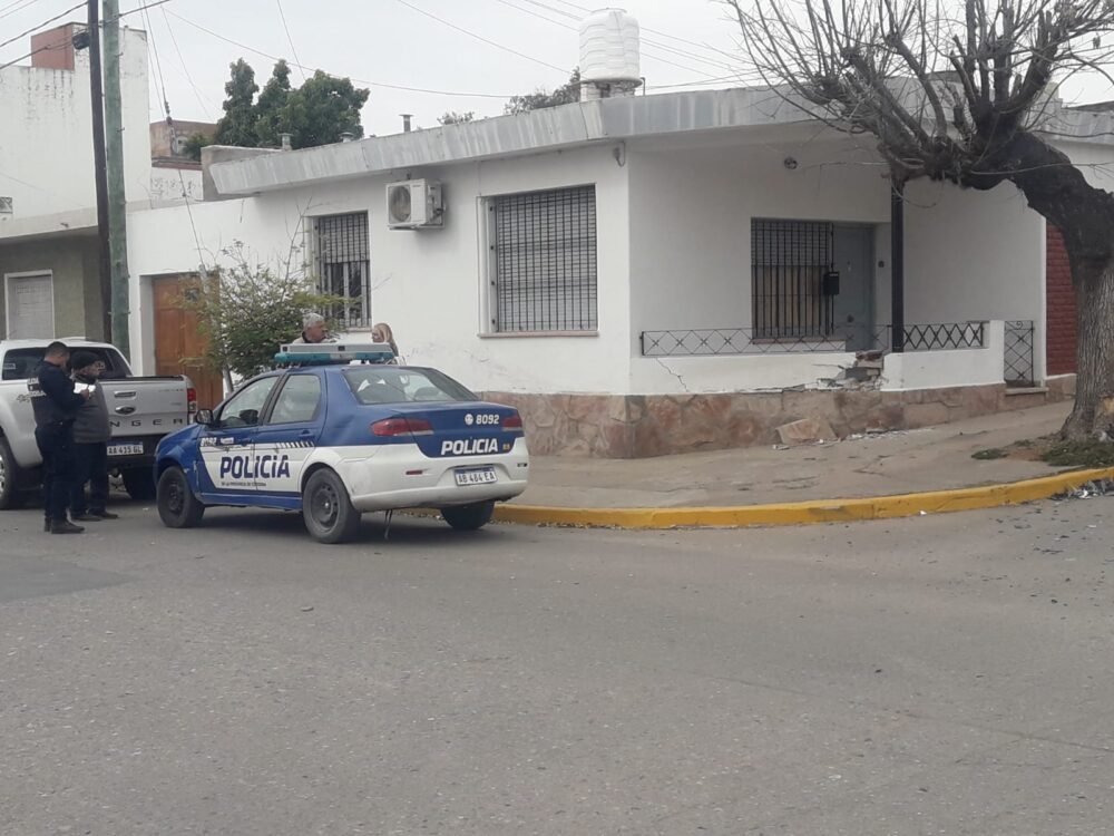 WhatsApp Image 2022 08 15 at 12.37.26 PM - Lo chocaron e impactó contra una vivienda