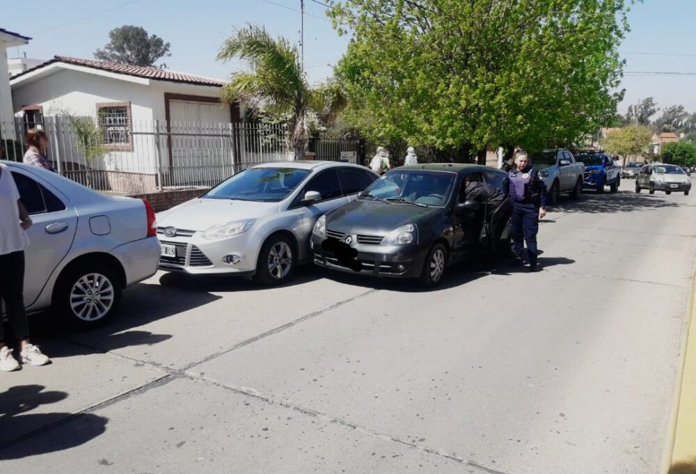 accidente b galvez - Chocó contra un auto estacionado