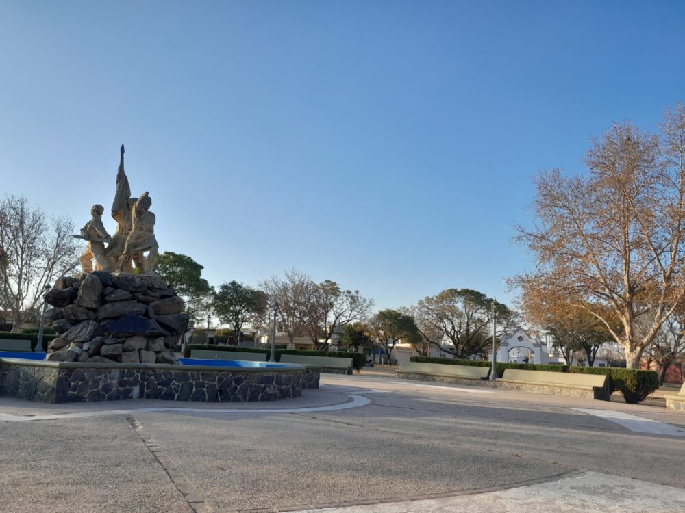 plaza de los inmigrantes soleado sol otono invierno despejado - Arranca un fin de semana caluroso y ventoso