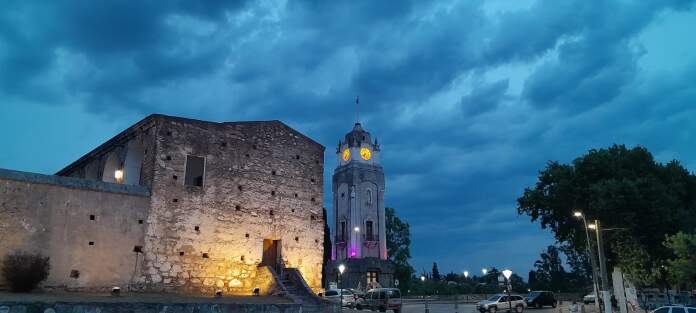 reloj publico estancia jesuitica tormenta noche nubes lluvias