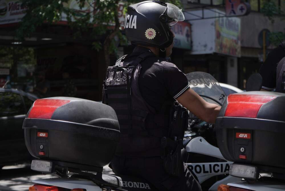 policia moto patrullero ilustrativa - Denuncian robo en masa de celulares dentro de un boliche de Alta Gracia