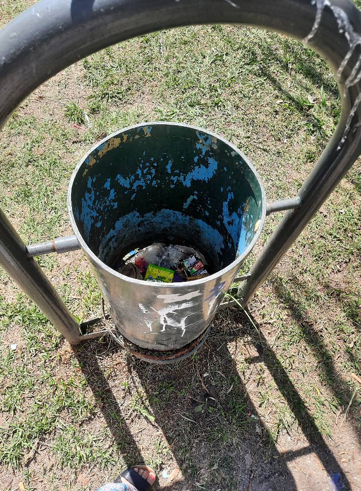 Tajamar: visitantes denuncian abandono del lugar tajamar tachos basura 1 - Tajamar: visitantes denuncian abandono del lugar