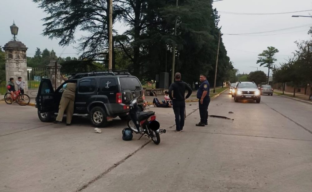 WhatsApp Image 2023 04 03 at 08.07.45 - Dos menores en moto chocaron contra una camioneta