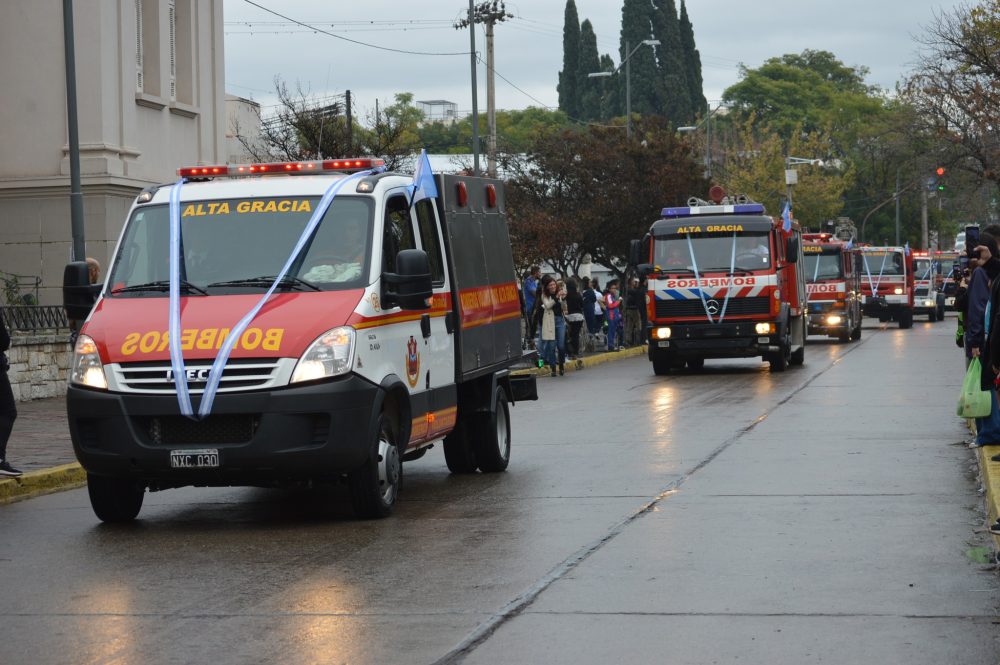 desfile bomberos camion caravana - El municipio lleva entregado a Bomberos casi 74 millones de pesos