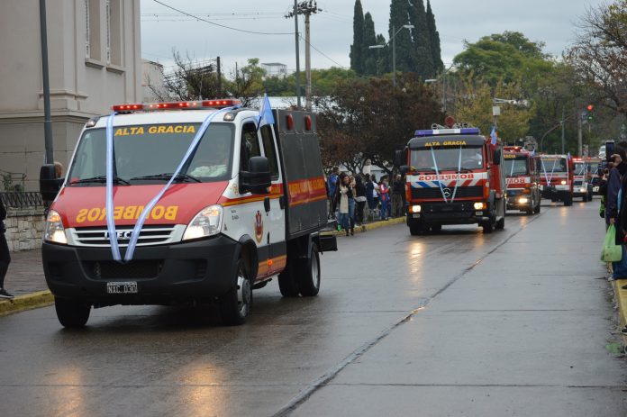 desfile-bomberos-camion-caravana
