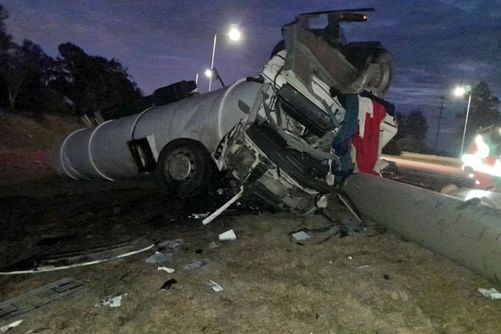 image 11 - Toledo: un camionero volcó, quedó atrapado en la cabina y murió