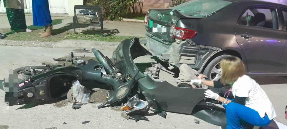 WhatsApp Image 2023 08 02 at 08.29.45 - Un joven en moto chocó contra un auto estacionado