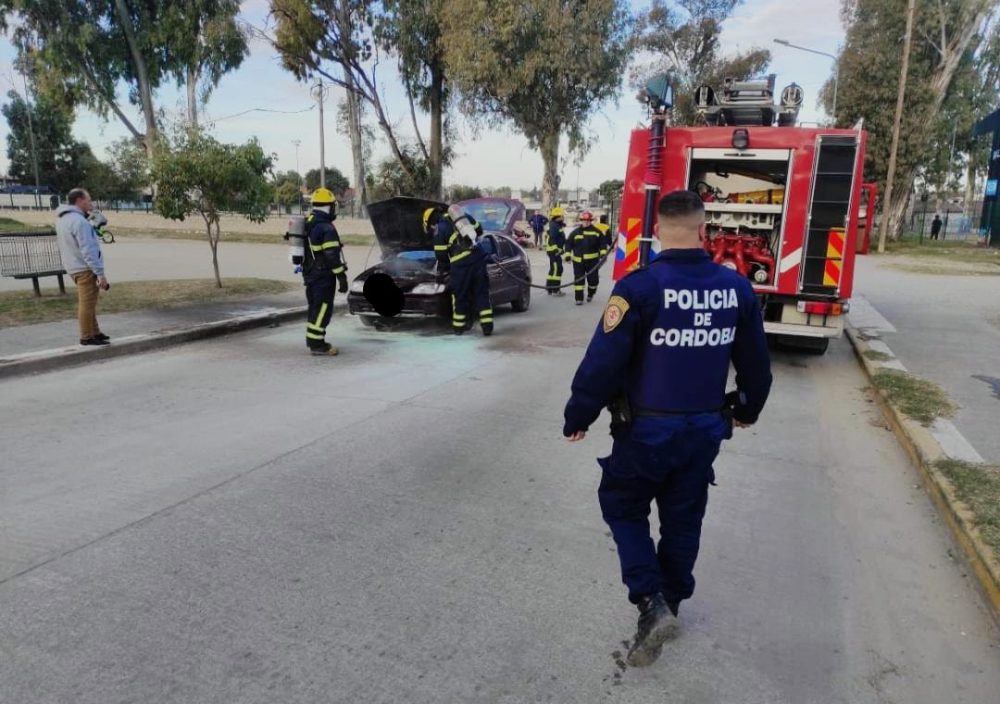 WhatsApp Image 2023 08 12 at 08.26.23 - Se prendió fuego un vehículo en Avenida Alfonsín y Agustín Aguirre