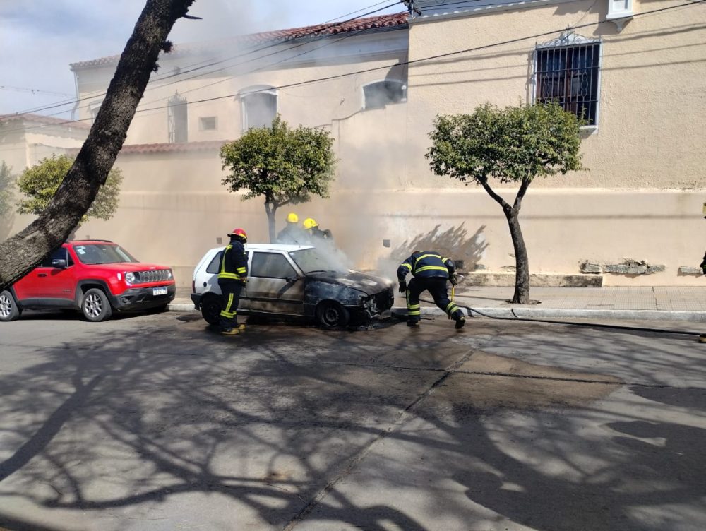 WhatsApp Image 2023 09 14 at 13.02.30 - Se prendió fuego un vehículo en plena zona céntrica