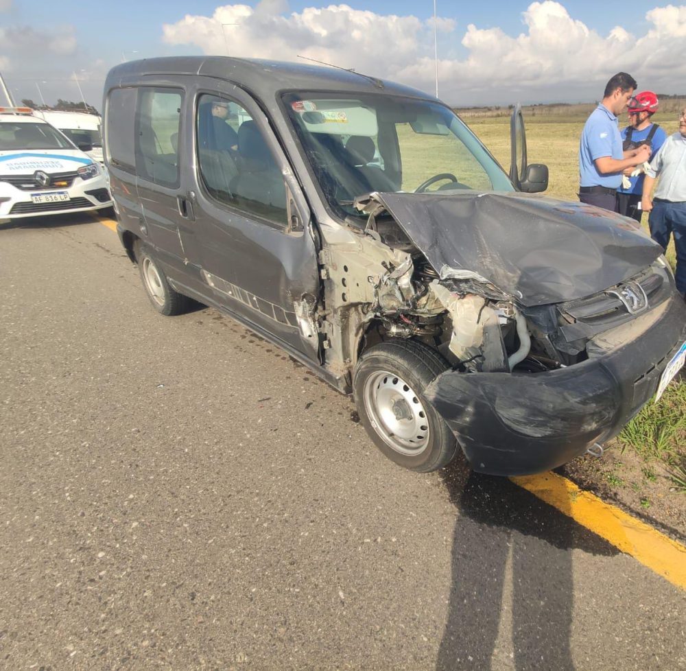 Fuerte choque entre dos vehículo en una rotonda WhatsApp Image 2023 11 23 at 18.12.46 - Fuerte choque entre dos vehículo en una rotonda