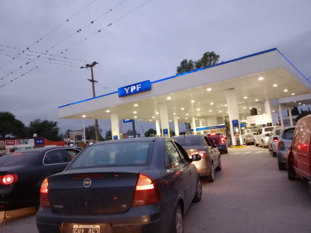 filas ypf aumento combustible - Largas filas en estaciones de servicio tras el aumento de combustible