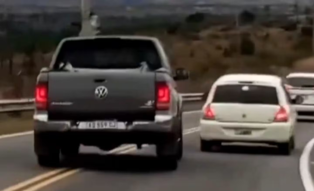 image 1 - Viral: una camioneta a alta velocidad, pasando en doble línea amarilla y en una curva