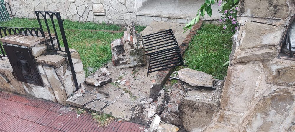 Se quedó sin frenos y terminó en el ingreso a una vivienda WhatsApp Image 2024 11 18 at 12.33.42 1 - Se quedó sin frenos y terminó en el ingreso a una vivienda