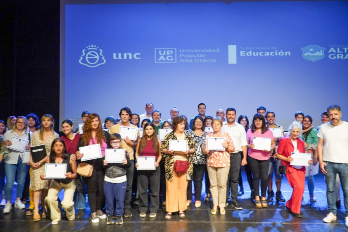 egresados universidad popular